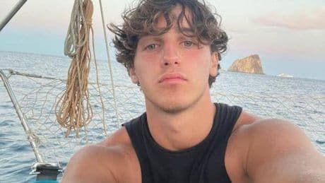 Si tuffa dalla scogliera: sbatte sulle rocce e muore