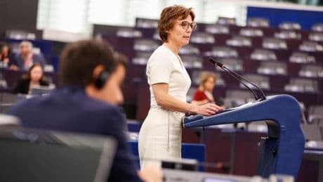 PFAS : le projet de l’UE pour interdire les polluants éternels revu à la baisse, provoquant la consternation et la colère des ONG