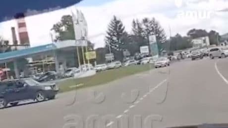 Lange Schlangen an Tankstellen - Geht Putins Reich der Sprit aus?