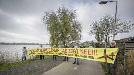 Amsterdam steekt ton subsidie in windturbineproject waar provincie al streep door zette, bewoners woedend: ’Gemeente niet te vertrouwen’