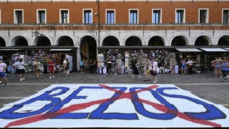 Venezia e il partito del No, i contestatori di Bezos sfruttano il matrimonio per esibire le proprie rivendicazioni