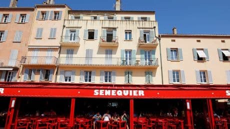 "Le Sénéquier cherche à étouffer l'affaire": brûlée lors du flambage d'une crêpe Suzette, une cliente du restaurant attend des réparations