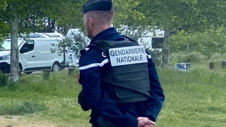 «Ils ont blessé un élu en forçant le passage» : 200 caravanes de gens du voyage envahissent un complexe sportif près de Bordeaux