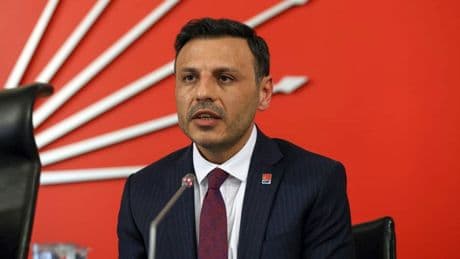 Özgür Çelik'ten operasyonlara tepki: Tükenmişliğine çare bulup, uzatmaları oynamaya çalışıyor