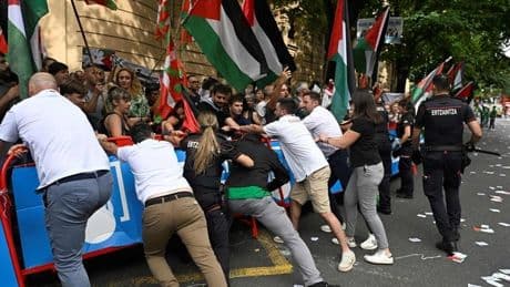 Una violenta protesta contra Israel revienta la etapa de la Vuelta en Bilbao