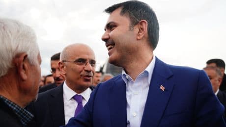 Depremin yaraları sarılıyor! Bakan Kurum, depremzede çocuğa halı saha sözü verdi