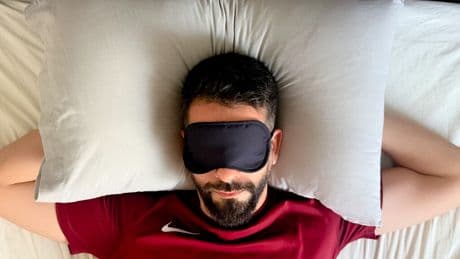 Quería dormir mejor, así que decidí probar el último rincón del lujo: una almohada de 500 euros hecha con plumón siberiano