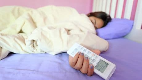Si duermes con el aire acondicionado, esto te interesa: 4 consejos y 2 trucos para no sufrir las consecuencias