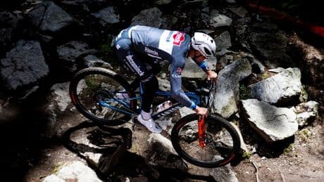 Snel einde rentree Van der Poel op mountainbike na valpartijen, lekke band nekt Pieterse