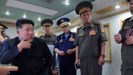 Kim Jong-un präsentiert neue Flugabwehrraketen
