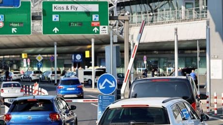 Gefährliches Parken: Warum der Standstreifen vor den NRW-Flughäfen tabu ist