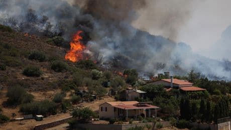 Grèce : selon les pompiers, l’incendie au sud d'Athènes est circonscrit