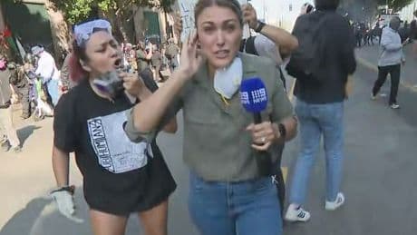 Göçmen karşıtı protestoları görüntülemek isteyen muhabir canlı yayında vuruldu