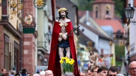 Brauchtum: Andächtiger Schweigemarsch am Karfreitag durch Lohr