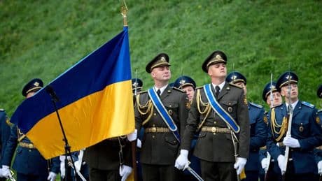 Ukraine feiert Nationalflagge - Russen rücken weiter vor