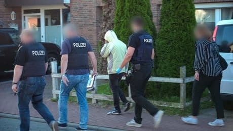 Razzia mit 60 Beamten - Schleuser nach Unfall mit DNA-Spuren überführt