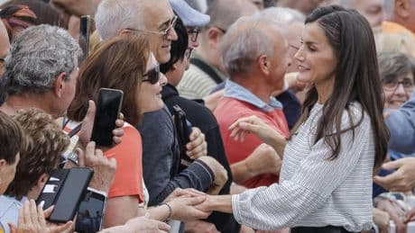 El look gallego de la reina Letizia para su visita a Lugo: dos prendas básicas con guiño a sus anfitriones
