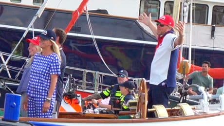 Beelden: koning Willem-Alexander heeft aanvaring tijdens Sail