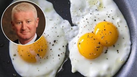 Doctor Buckley, investigador: "Puedes desayunar dos huevos cada día y bajar tu colesterol, el enemigo es la grasa saturada"