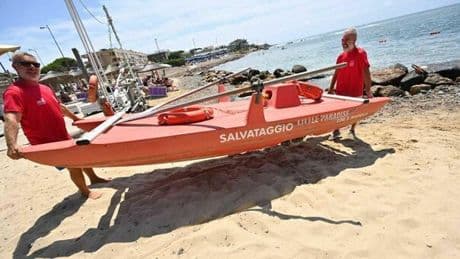 Santa Marinella, cade dallo yacht e nuota per oltre due ore tra le onde alte: salvato in extremis dai bagnini