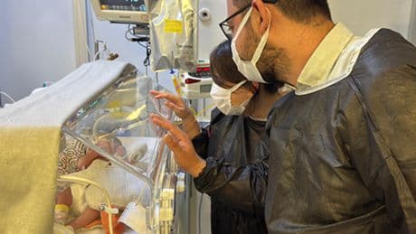 İç organları dışarıda doğan bebekten iyi haber