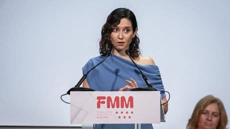 Ayuso pide al "capitán del barco pirata" Sánchez que cierre los centros de migrantes en Madrid: "Revientan el país"