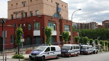 Recibe varios navajazos en el cuello y en la cara durante una pelea con otro joven en Sestao
