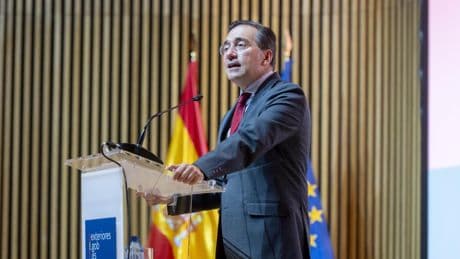 Albares, "partidario" de expulsar al equipo israelí de La Vuelta para enviar un mensaje a Israel como se hizo con Rusia