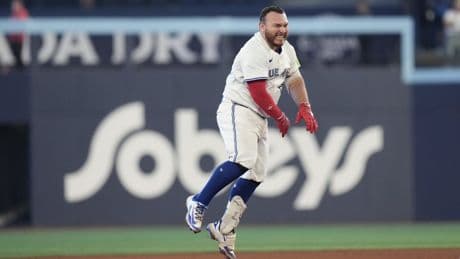 Kirk delivers walkoff hit as Jays edge Phillies