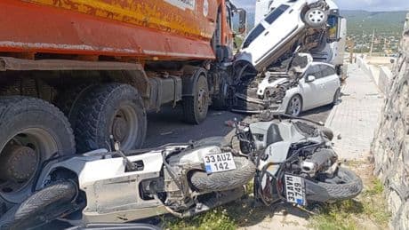 Kamyon yoldan çıktı önüne gelen taşıtı ezdi: 13 motosiklet, 3 araç zarar gördü
