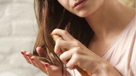 Pflege für die Haare: Warum wir Haaröle mit Silikonen meiden sollten und welche Alternativen es gibt