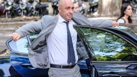 Taranto, gli ambientalisti anti-Ilva assediano il Comune: si dimette il sindaco Bitetti
