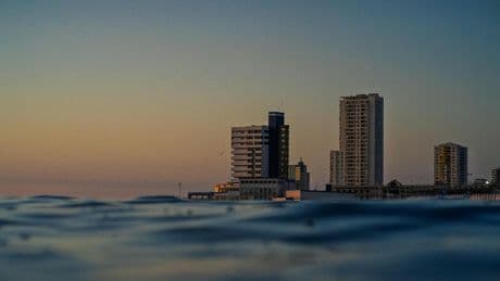 Sabíamos que vivir cerca del mar nos hacía "ganar" años de vida. Lo que no sabíamos es que era literalmente