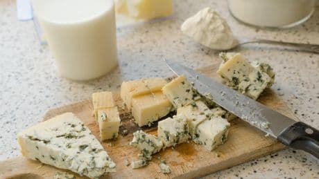 Emmanuel Macron se rend ce jeudi chez les producteurs de Roquefort sur fond de guerre commerciale