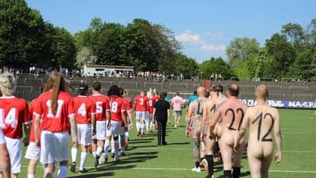 Jubiläums-Partie: Nackte Fußballer kicken gegen den Kommerz