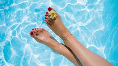 “Incluso los pies descuidados durante años pueden recuperar un aspecto saludable y suave”: rutina en dos pasos para lucir sandalias