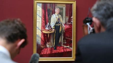 Charles III et Camilla dévoilent deux nouveaux portraits officiels pour leur 2e anniversaire de couronnement