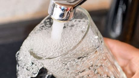 Leitungswasser trinken: Mit dieser Regel bleiben Sie vor Keimen geschützt
