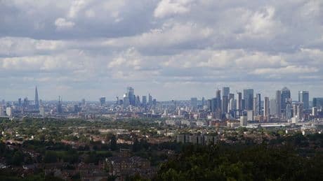 FTSE 100 closes lower as geopolitical issues worry investors