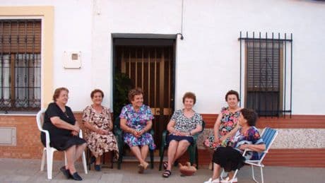 La Policía amenaza con desalojar a los que salen a tomar el fresco:  &quot;Con los okupas no sois tan osados&quot;