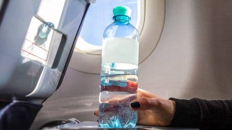 Disidratazione in aereo: le cose giuste da fare
