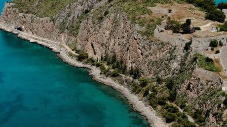 Vacanze, le spiagge segrete per un'estate lontana dal turismo di massa: da Nafplio a Torre Archirafi
