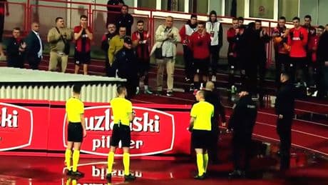 Protest-Abbruch nach Witz-Elfer - Schiri von ganzer Mannschaft hämisch beklatscht!