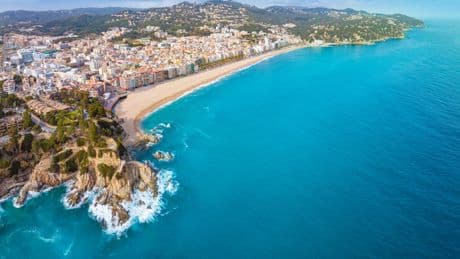 La ruta de senderismo por la Costa Brava por calas escondidas, acantilados y un castillo del siglo XI