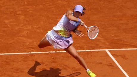 Iga Swiatek, triple tenante du titre à Roland-Garros, défiée dans son jardin par Aryna Sabalenka