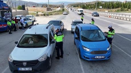 Tatilcilerin Kurban Bayramı yolcuğu başladı