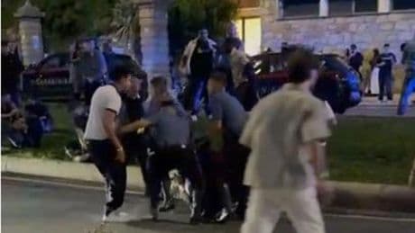 Maxi rissa in corso Italia, spuntano due nuovi video: arresti convalidati ma i giovani tornano in libertà | Le immagini