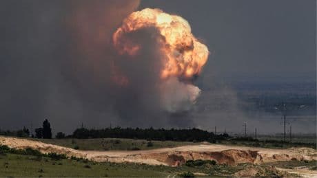 Vidéo: plusieurs explosions massives détruisent un entrepôt de munitions russe, Moscou évoque un accident