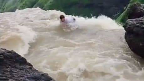 Lebensgefahr am Abgrund - Mann hängt in Wasserfall fest
