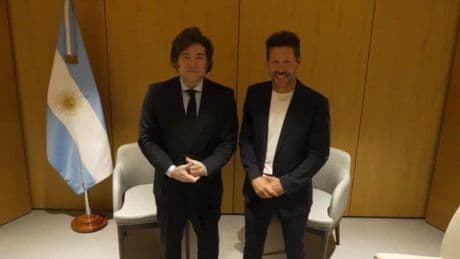 El encuentro entre el 'Cholo' Simeone y Javier Milei en Madrid provoca una lluvia de críticas en las redes sociales